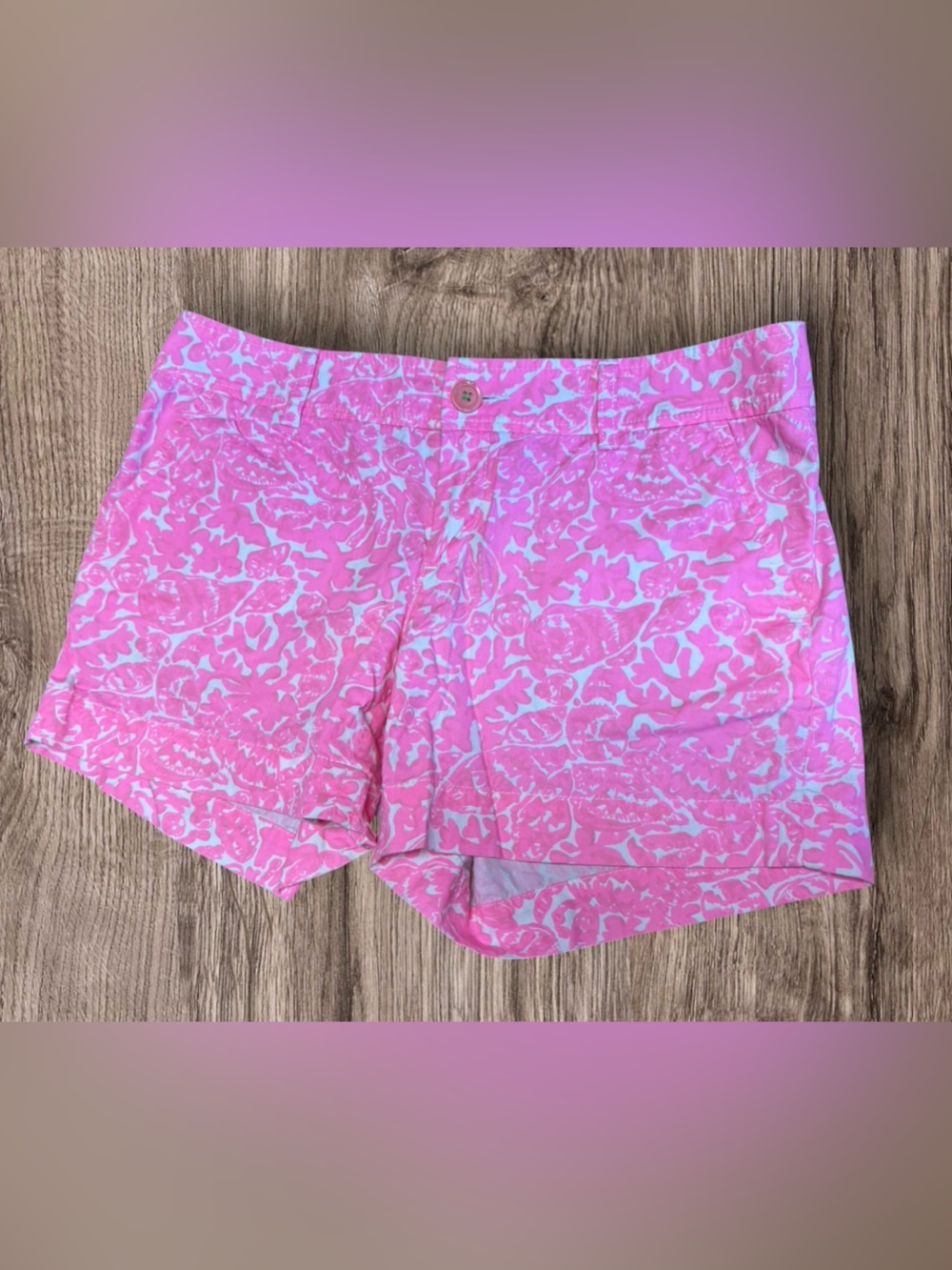 EUC Lilly Pulitzer Callahan shorts featuring a bright pink and white coastal sea